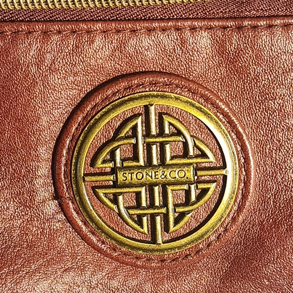 Burgundy Crossbody Bag Gold Logo Adjustable Strap Great For Travel Many Pockets - Picture 8 of 8